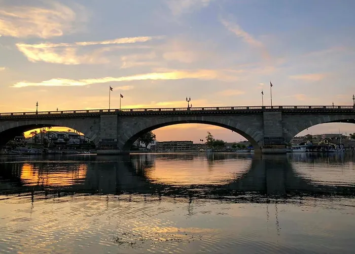 Walk To Lake, Dining & Shops: Havasu Holiday home *