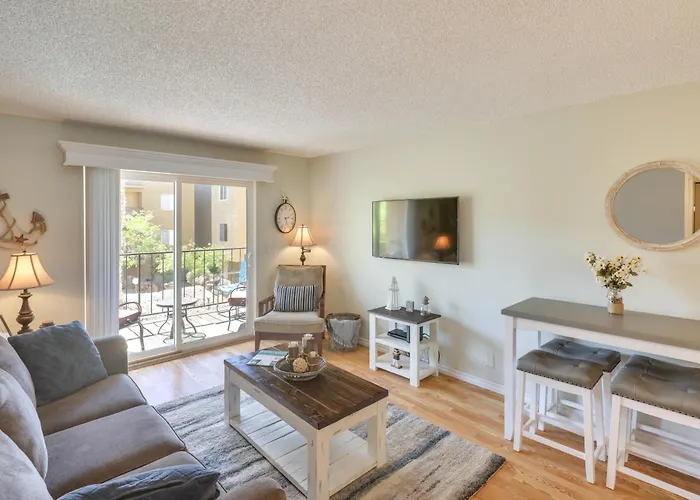 Walk To Lake, Dining & Shops: Havasu Holiday home *