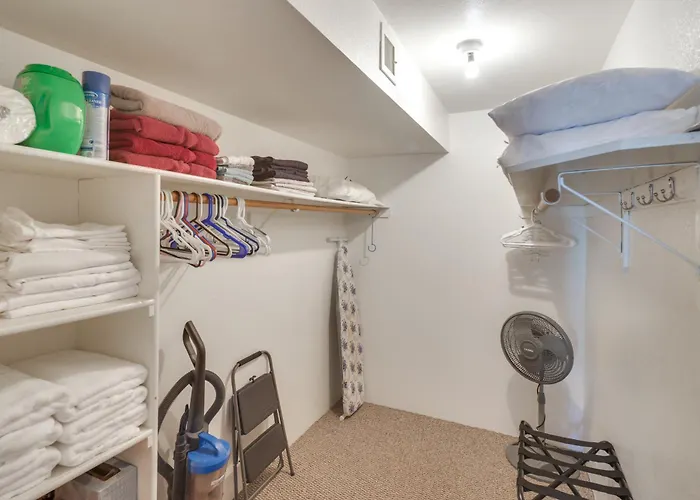 Walk To Lake, Dining & Shops: Havasu Holiday home