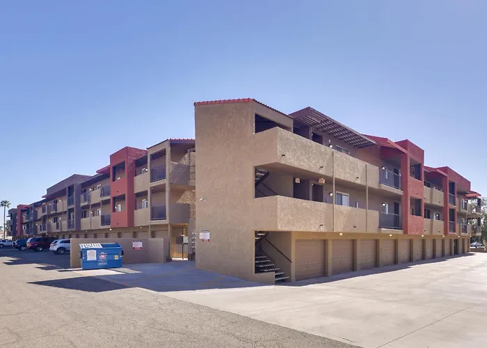 Walk To Lake, Dining & Shops: Havasu Holiday home