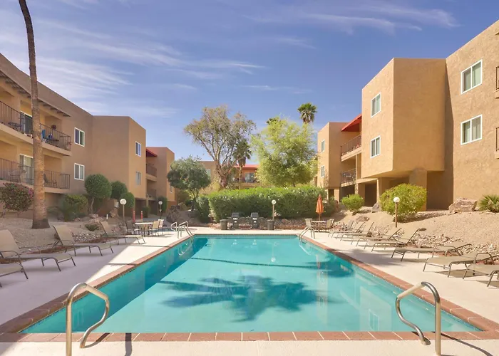 Walk To Lake, Dining & Shops: Havasu Holiday home *